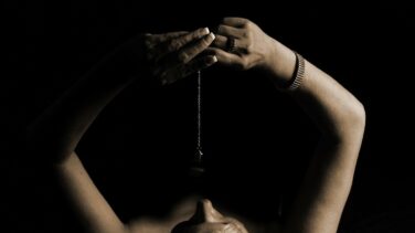 Los "trucos" de los espectáculos de hipnosis: "Mueven millones de euros"