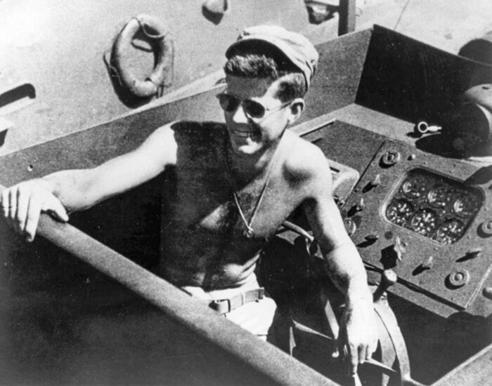 John F. Kennedy a bordo del PT-109, en el Pacífico Sur, durante la Segunda Guerra Mundial en 1943