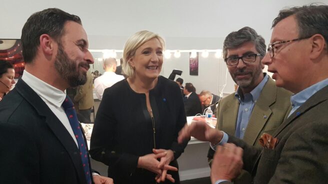 Marine Le Pen (centro) y Santiago Abascal (derecha), líder de 'VOX'