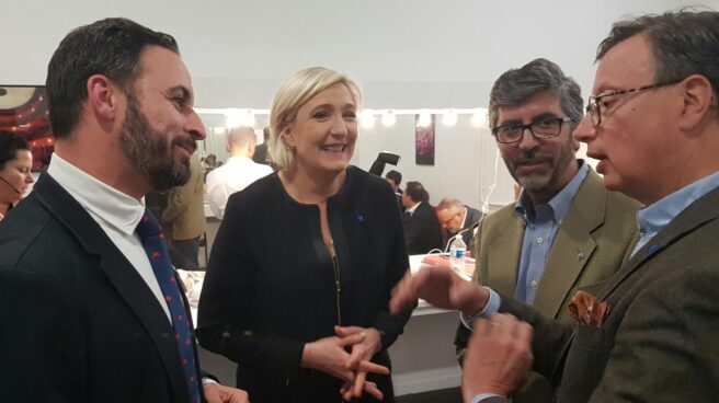 Marine Le Pen (centro) y Santiago Abascal (derecha), líder de 'VOX' Marine Le Pen (centro) y Santiago Abascal (derecha), líder de 'VOX'
