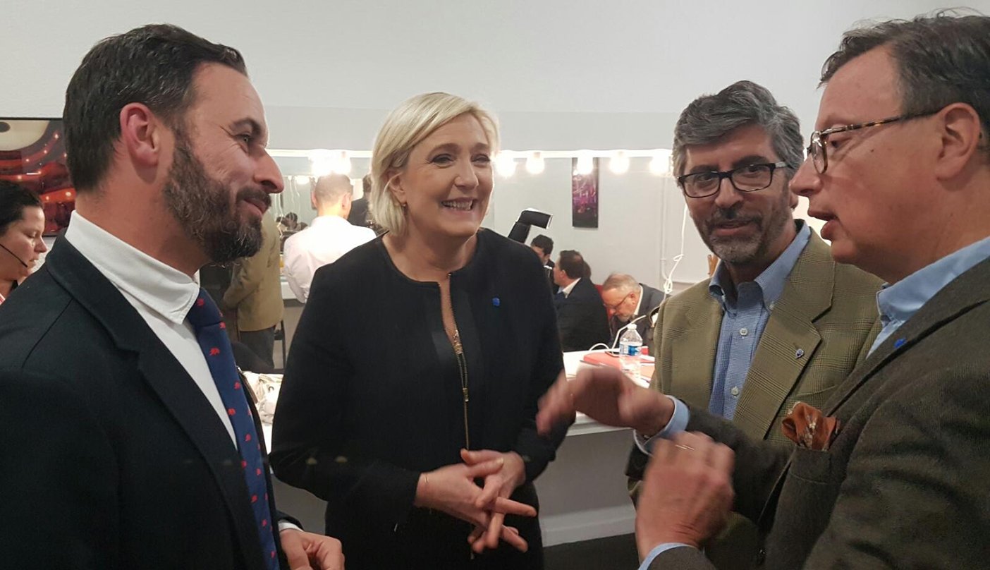 Marine Le Pen (centro) y Santiago Abascal (derecha), líder de 'VOX'