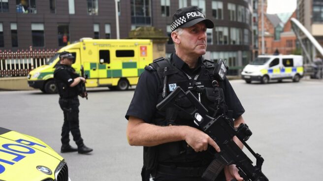 Agentes armados de la policía británica, en Manchester.