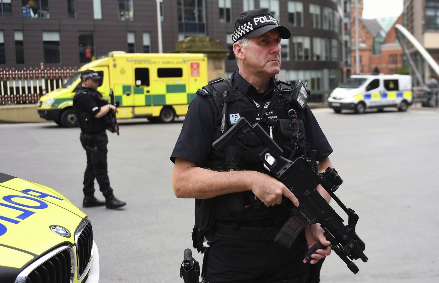 Agentes armados de la policía británica, en Manchester.