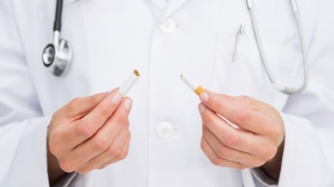 Los médicos de familia reivindican que se aborde el tabaquismo como la hipertensión o la diabetes.
