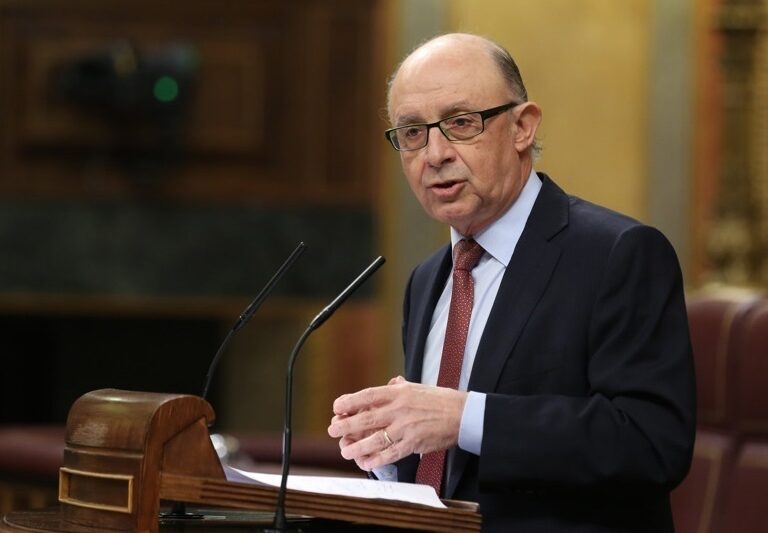 El TC acusa a Montoro de "quebrar" la justicia con la amnistía fiscal