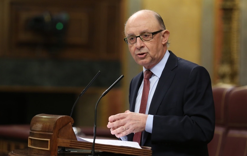 El ministro de Hacienda, Cristóbal Montoro, defiende el presupuesto de ingresos para 2017 en el Congreso de los Diputados.