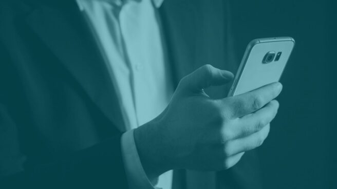 movil Un usuario con su dispositivo móvil.