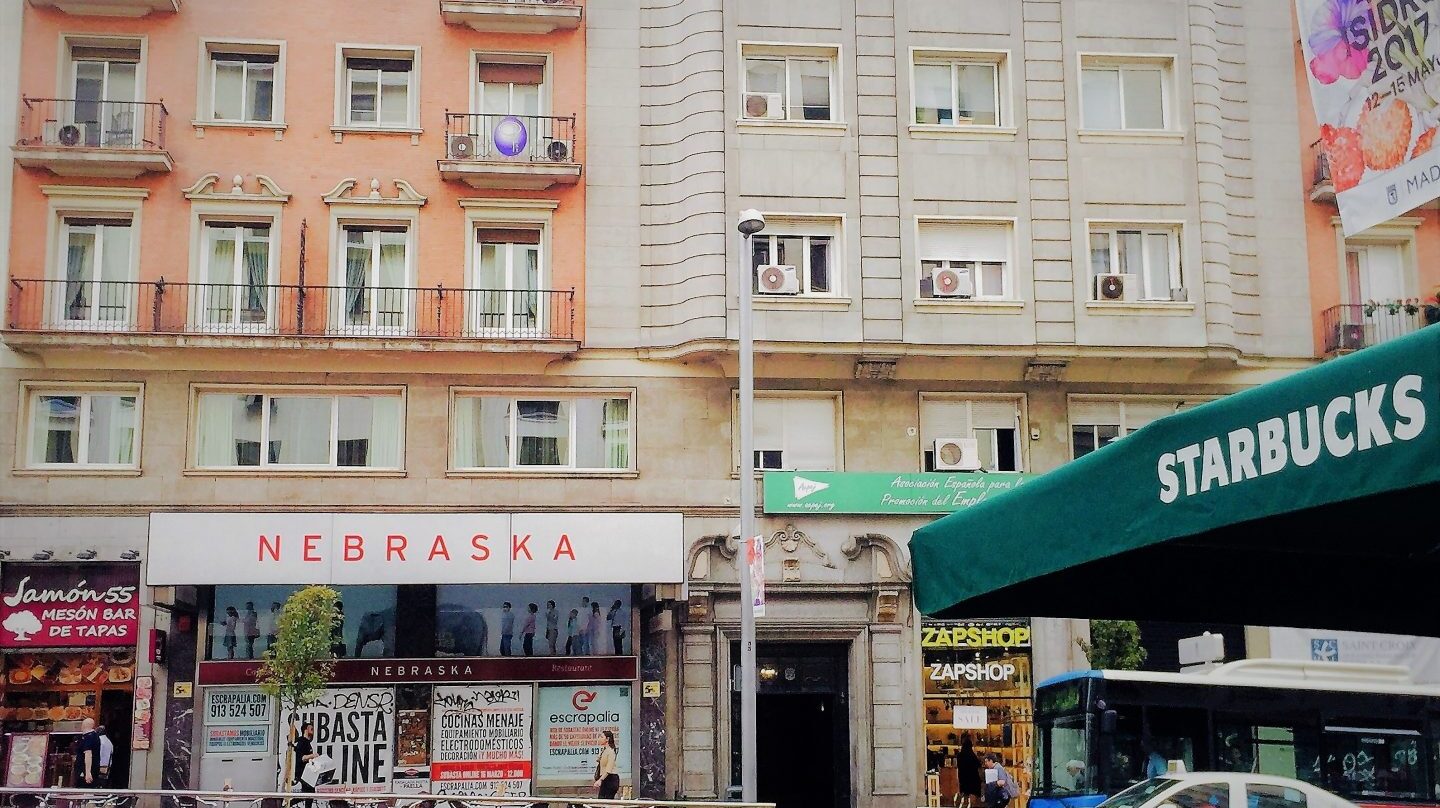 Fachada sellada de la primera cafetería Nebraska en la Gran Vía de Madrid, frente a un local de Starbucks.