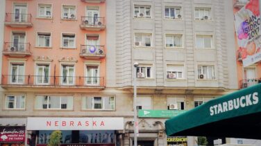 Por qué Starbucks condenó a los cafés a convertirse en locales para abrir otro Zara