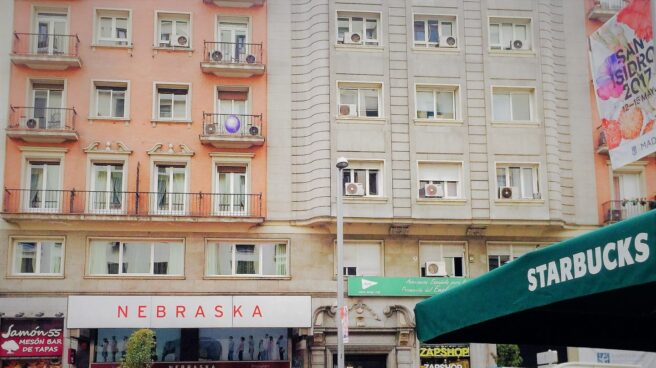 Nebraska Stabucks Fachada sellada de la primera cafetería Nebraska en la Gran Vía de Madrid, frente a un local de Starbucks.