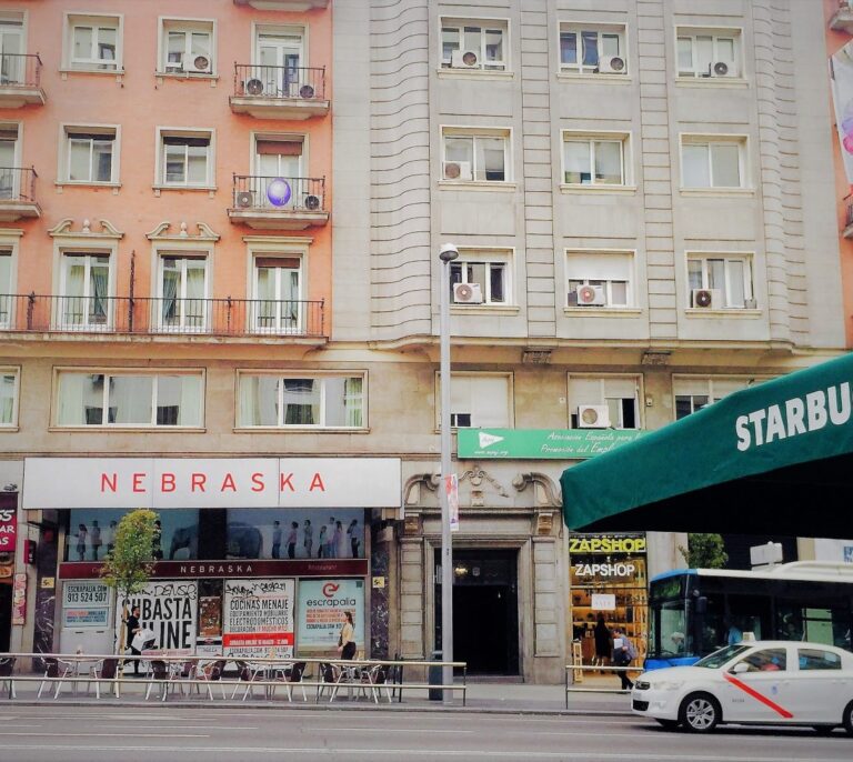Por qué Starbucks condenó a los cafés a convertirse en locales para abrir otro Zara