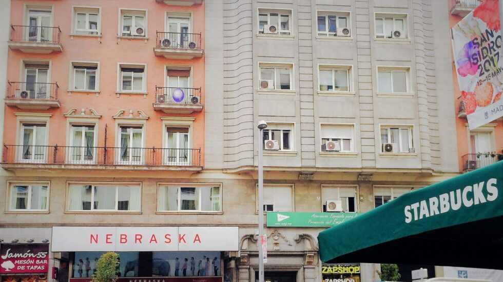 Fachada sellada de la primera cafetería Nebraska en la Gran Vía de Madrid, frente a un local de Starbucks.