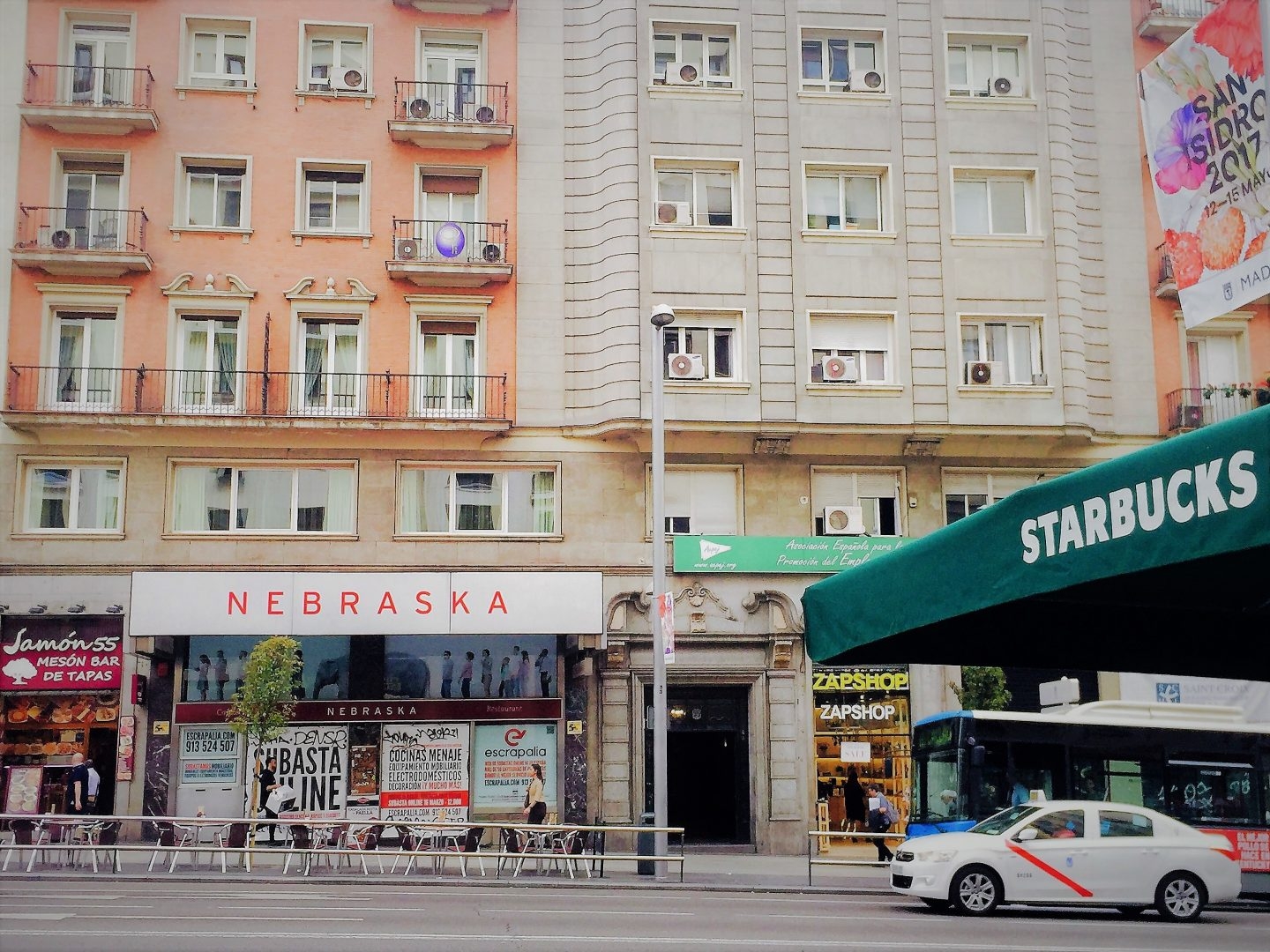 Fachada sellada de la primera cafetería Nebraska en la Gran Vía de Madrid, frente a un local de Starbucks.