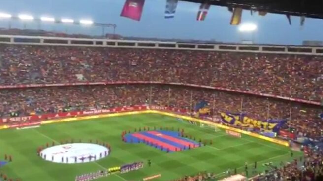 Pitos durante el himno en la final de la Copa del Rey entre el Barcelona y el Alavés.