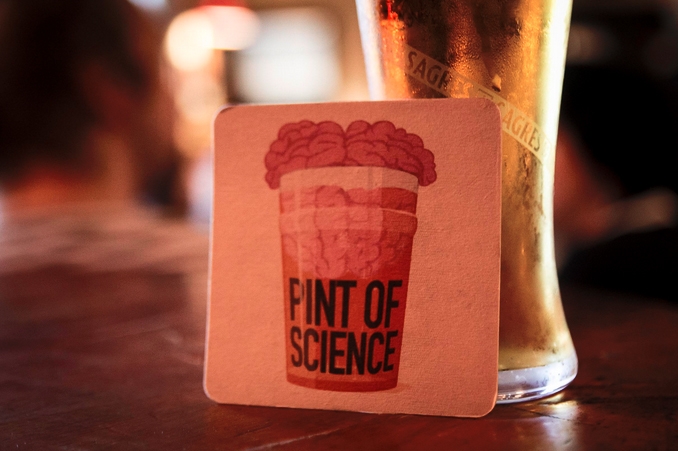 Cerveza o refrescos y ciencia se unen en Pint of Science