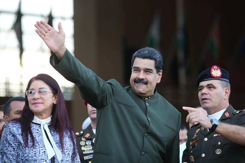 El presidente Maduro, junto al ministro de Defensa, Vladimir Padrino, ante sus fieles.