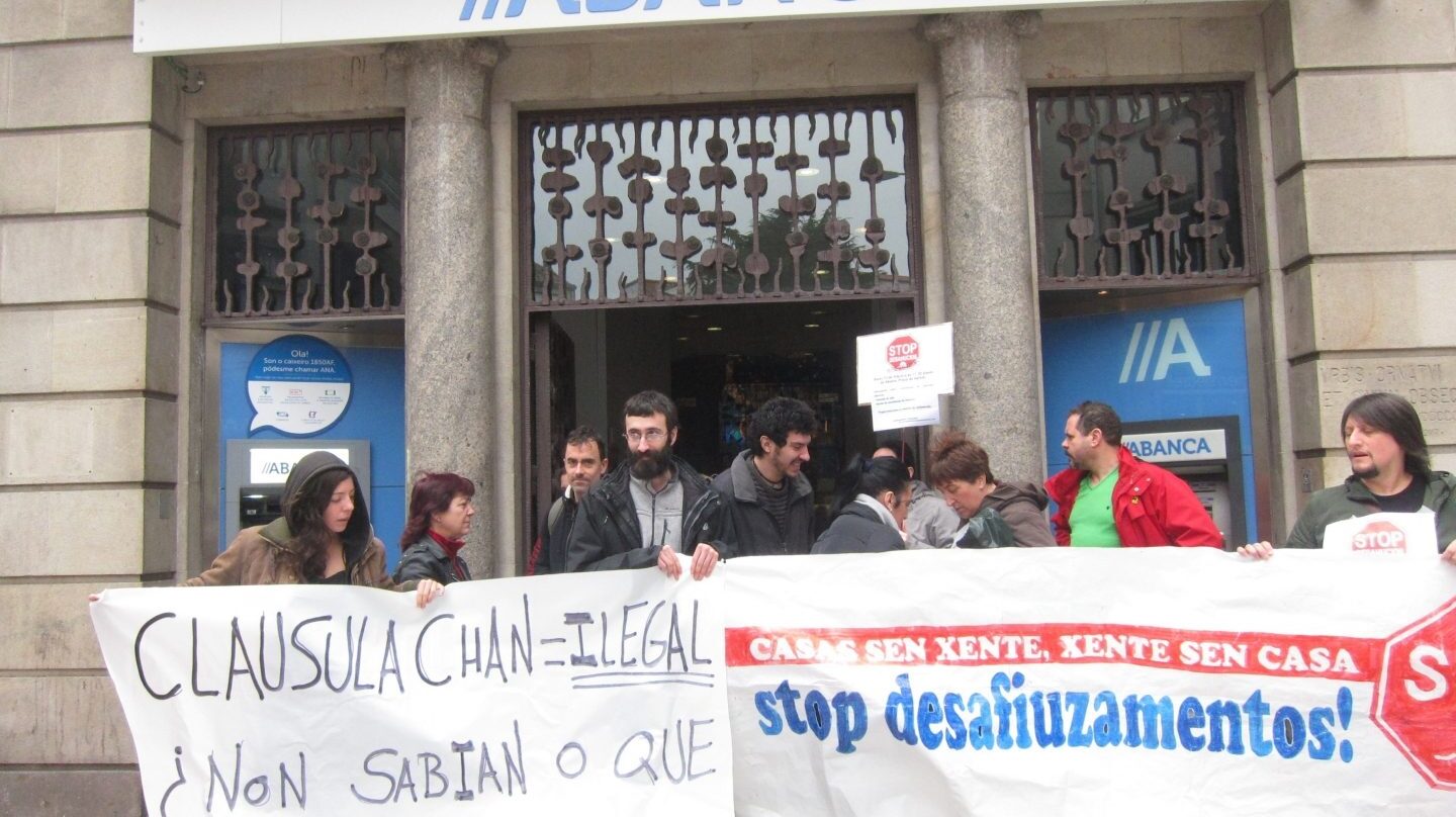 Afectados por cláusulas suelo protestan frente a la sede de Abanca.