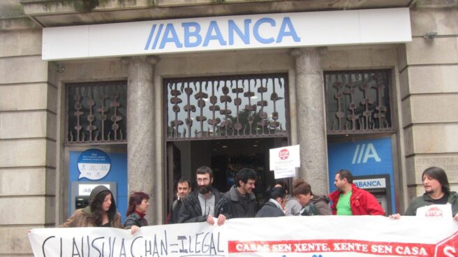 Afectados por cláusulas suelo protestan frente a la sede de Abanca.