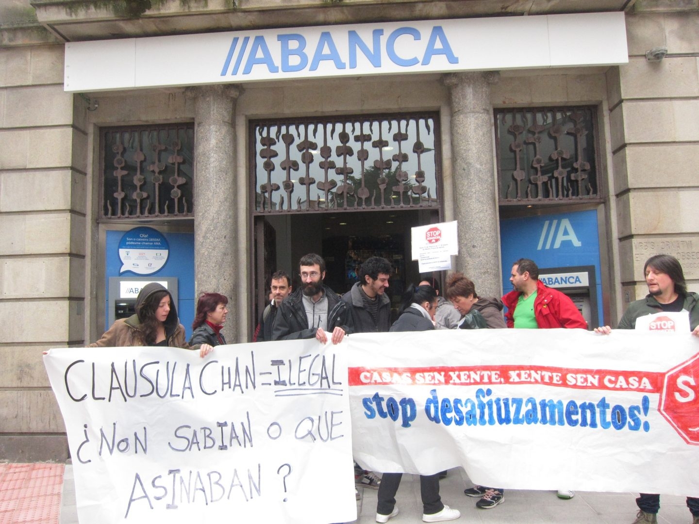 Afectados por cláusulas suelo protestan frente a la sede de Abanca.