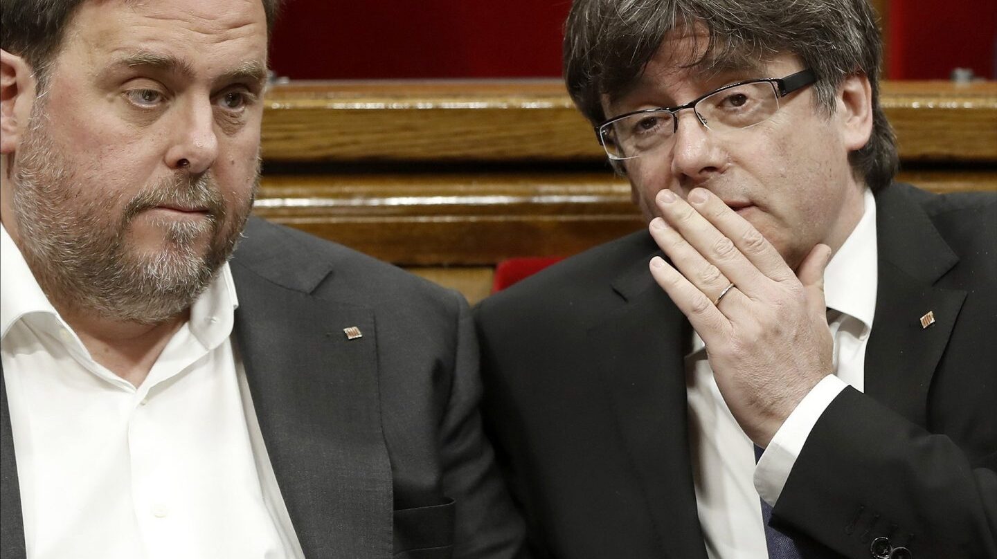 Oriol Junqueras y Carles Puigdemont en el Parlamento catalán