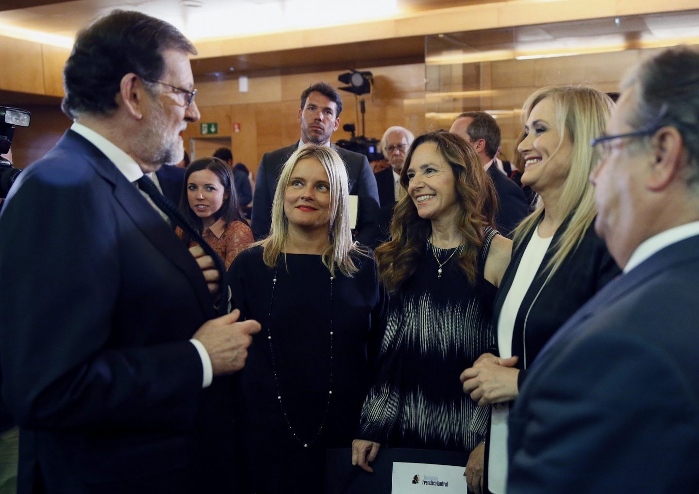 Mariano Rajoy y Cristina Cifuentes, en un corrillo de la entrega del Premio Francisco Umbral.