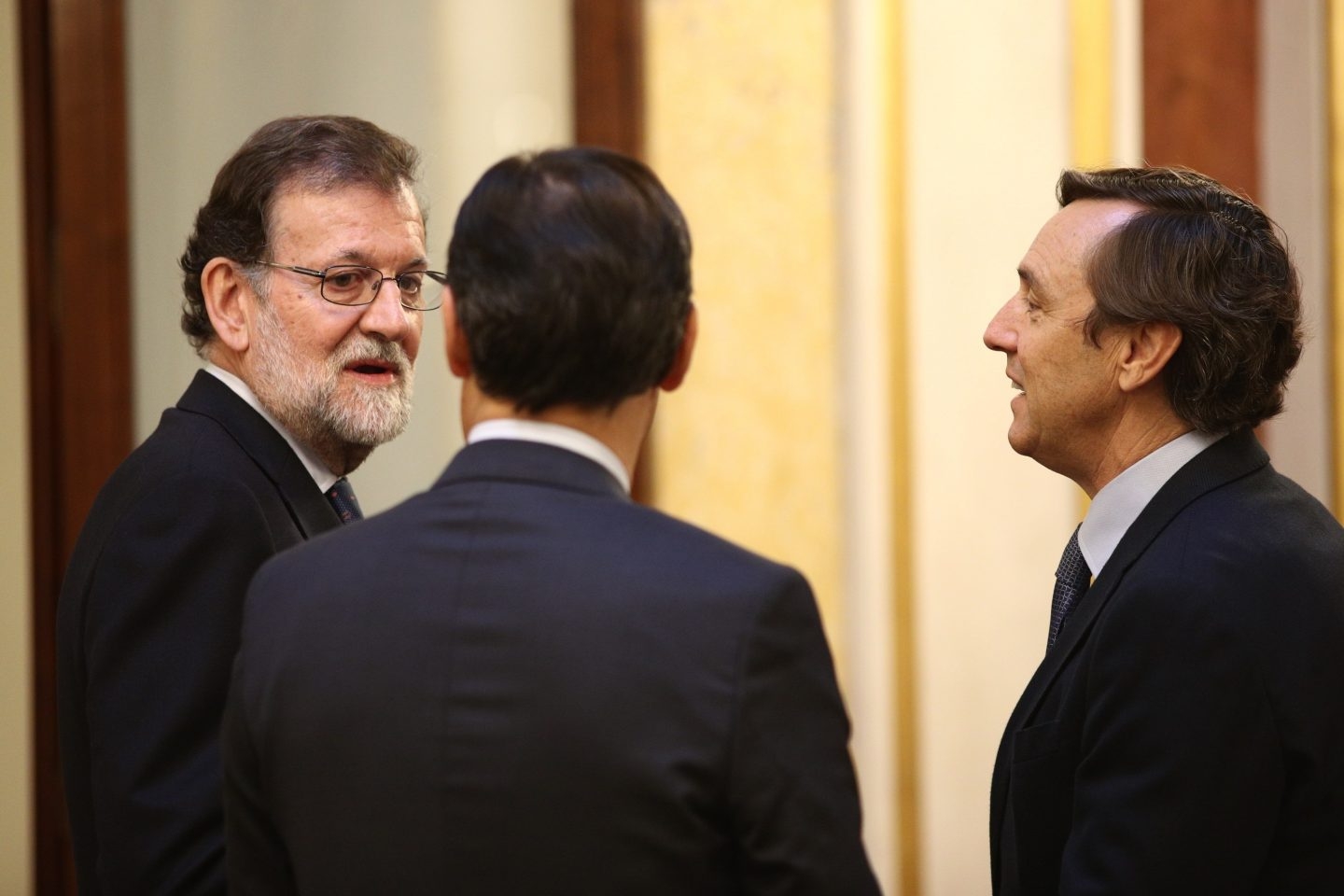 Rajoy charla con Maillo y Hernando en los pasillos del Congreso