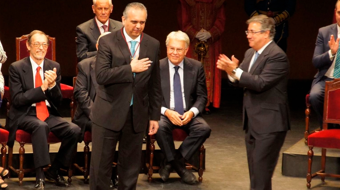 José Luis Sáez, aplaudido por Juan Ignacio Zoido, en el momento de recibir la Medalla de Sevilla.