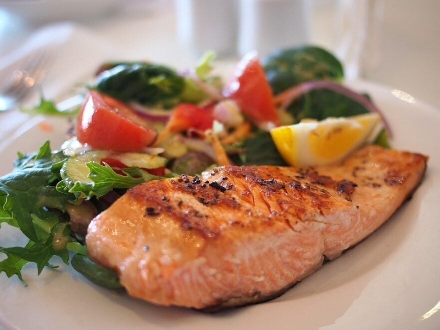 El salmón, rico en vitamina B es uno de los alimentos recomendados para combatir la fatiga crónica