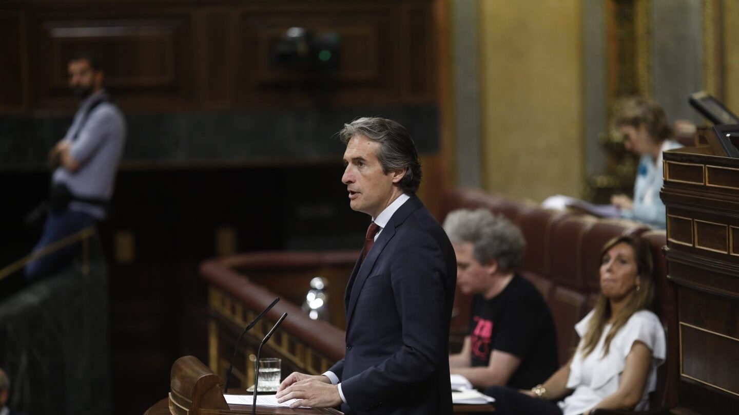 De la Serna defiende en la tribuna del Congreso la reforma de la estiba, este miércoles.