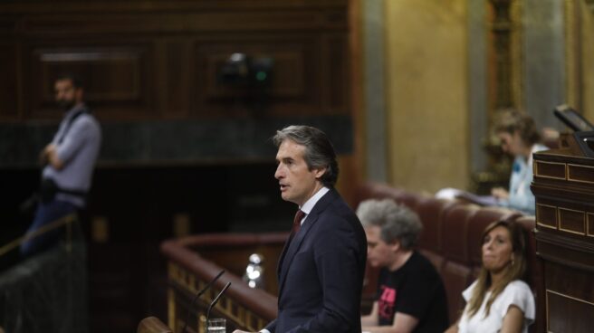 De la Serna defiende en la tribuna del Congreso la reforma de la estiba, este miércoles.