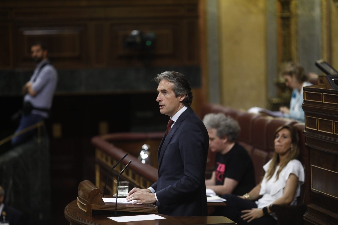 De la Serna defiende en la tribuna del Congreso la reforma de la estiba, este miércoles.