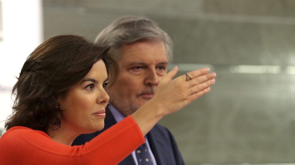 La vicepresidenta del Gobierno, Soraya Sáenz de Santamaría, y el portavoz del Gobierno, Íñigo Méndez de Vigo.