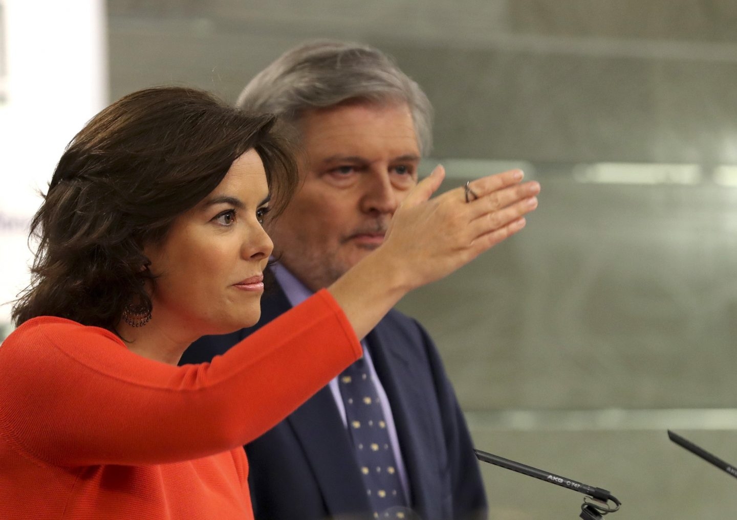 La vicepresidenta del Gobierno, Soraya Sáenz de Santamaría, y el portavoz del Gobierno, Íñigo Méndez de Vigo.