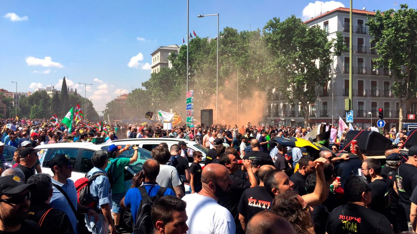 Concentración de taxistas en el centro de Madrid.