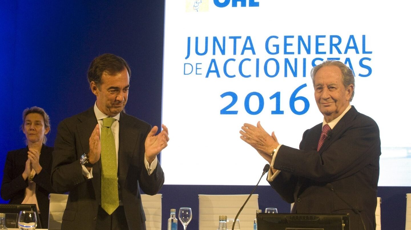 Juan Miguel Villar Mir (derecha) con su hijo y sucesor en la presidencia de OHL.