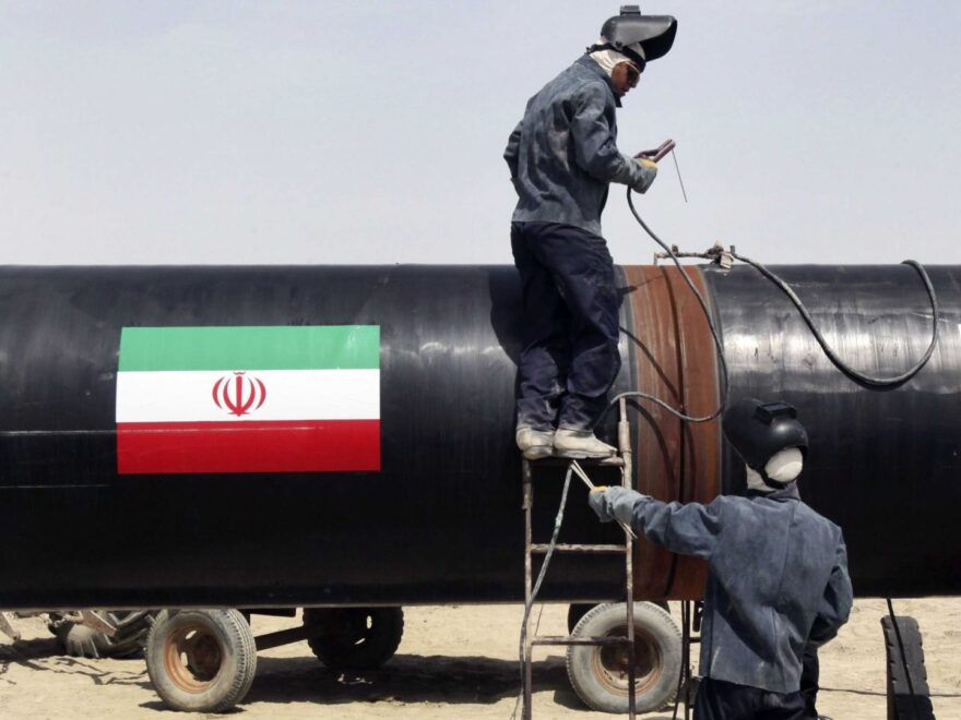 Dos operarios hacen labores de mantenimiento en un complejo petrolero iraní.