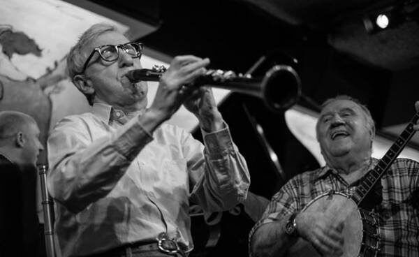 woody-allen-jazz Woddy Allen tocando en su banda de jazz.