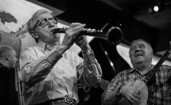 Woddy Allen tocando en su banda de jazz.