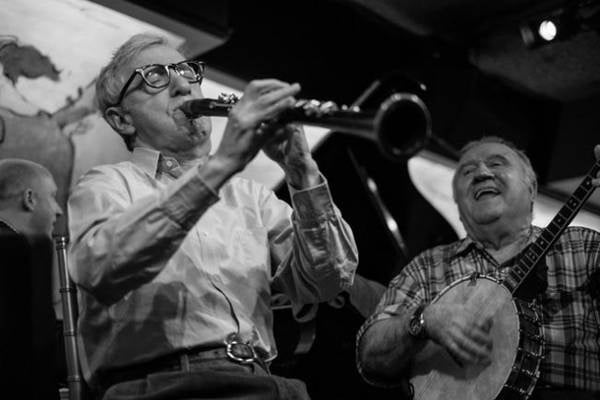 Woddy Allen tocando en su banda de jazz.