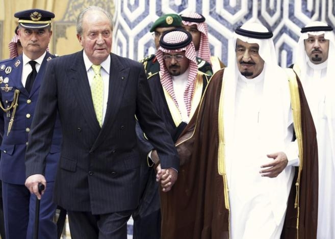 El rey emérito Don Juan Carlos, junto al monarca saudí Salman bin Abdulaziz, en una visita oficial.