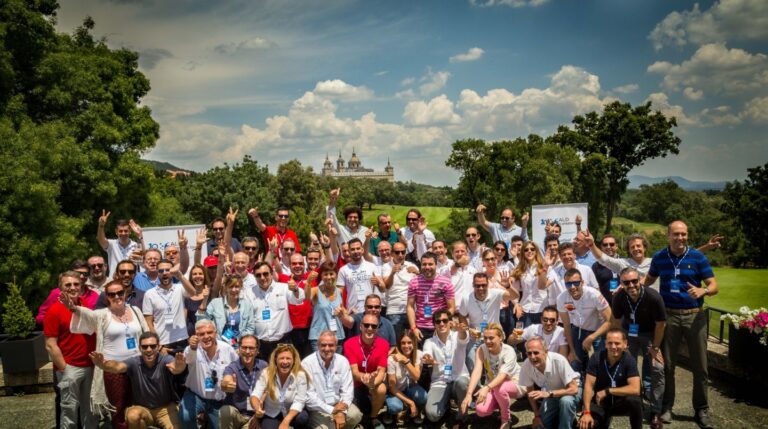 PARTICIPANTES Participaron 19 marcas de automóviles con un total de 26 vehículos. En cada vehículo un equipo formado por un representante de la marca y un periodista.