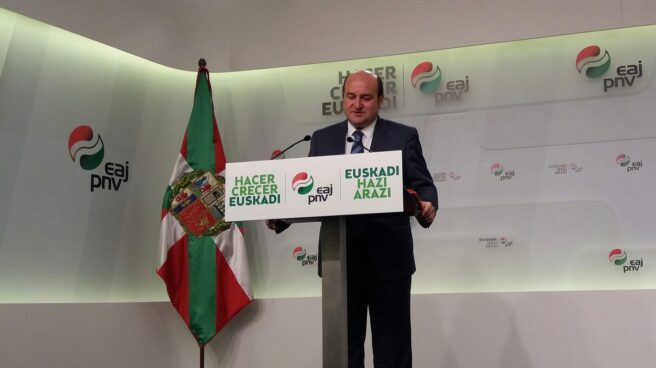 El presidente del PNV, Andoni Ortuzar, en una comparecencia en la sede del partido.