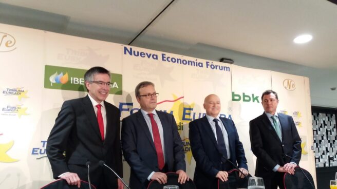 El presidente de Eroski, Agustín Markaide, junto al consejero del Gobierno vasco, Alfredo Retortillo, durante el desayuno informativo celebrado en Bilbao.