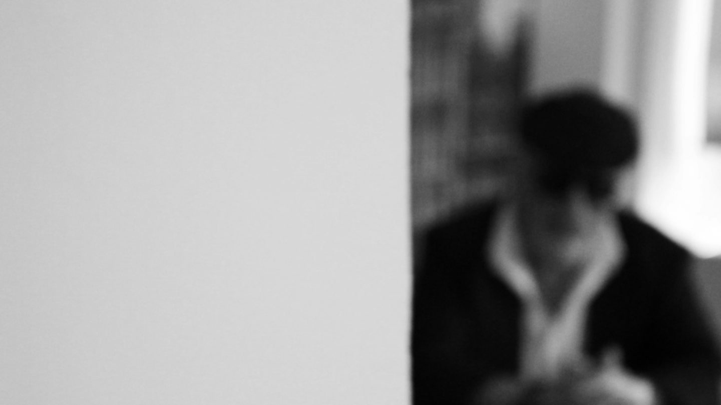 Imagen borrosa en blanco y negro del excomisario Villarejo durante una entrevista.