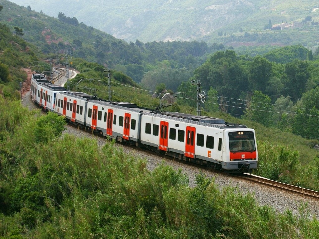 Un tren de Ferrocarrils de la Generalitat cerca del Teleférico de Montserrat.