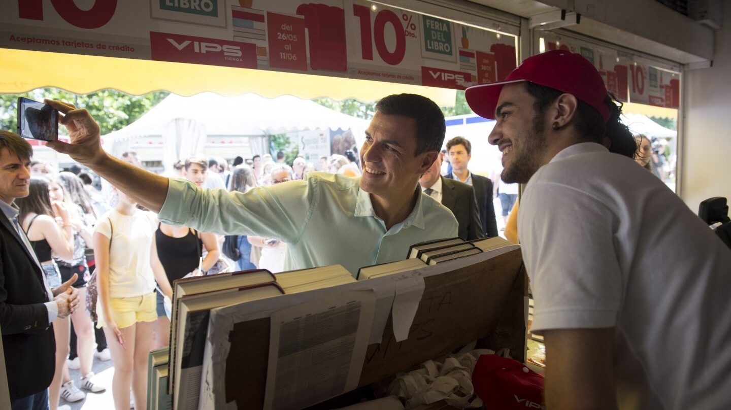 El secretario general del PSOE. Pedro Sánchez, fotgrafiándose con un joven.