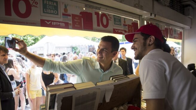 El secretario general del PSOE. Pedro Sánchez, fotgrafiándose con un joven.