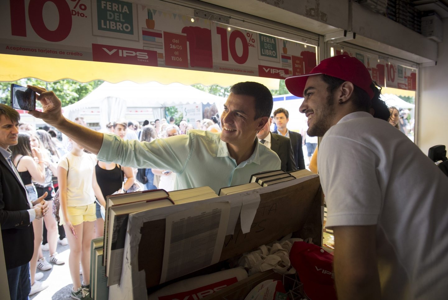 El secretario general del PSOE. Pedro Sánchez, fotgrafiándose con un joven.