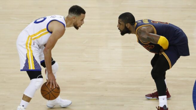 Stephen Curry bota el balón ante la defensa de Kyrie Irving, base de Cleveland.