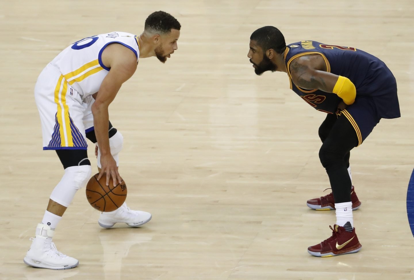 Stephen Curry bota el balón ante la defensa de Kyrie Irving, base de Cleveland.